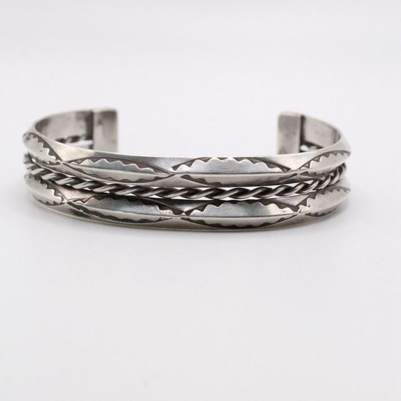 STERLING SILVER CARINATED CUFF NAVAJO OLD PAWN HAND TOOLED BRACELET - Picture 1 of 7